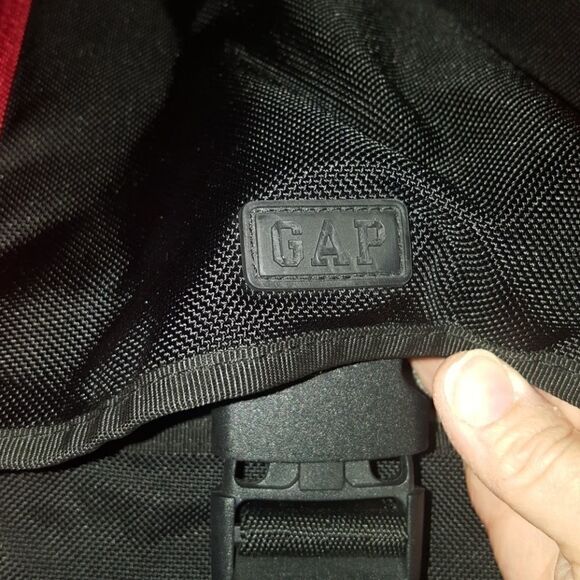 GAP NYLON  MESSENGER BAG WITH ADJUSTABLE STRAP AND SNAP IN BUCKLE CLOSURE - Picture 2 of 8